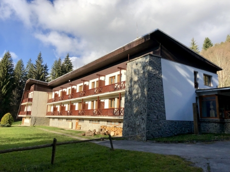 Hotel Golf, Tále